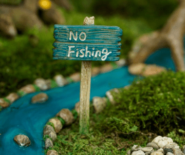 Woodland Knoll  - No Fishing  - Sign Post