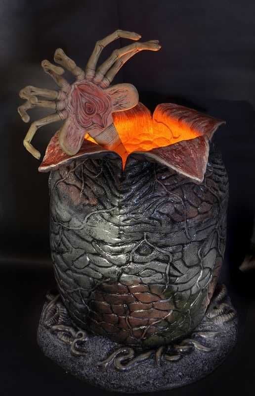 ALIENS LIFE SIZE XENOMORPH EGG WITH FACEHUGGER AND LED LIGHTS FROM