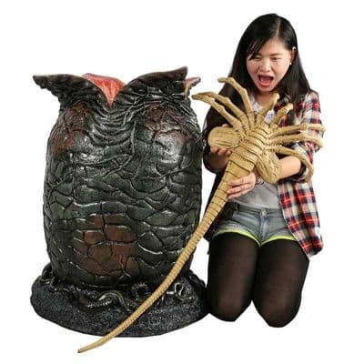ALIENS LIFE SIZE XENOMORPH EGG WITH FACEHUGGER AND LED LIGHTS FROM NECA