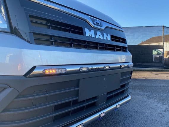 MAN TGE Grill Bar PN: LABR261