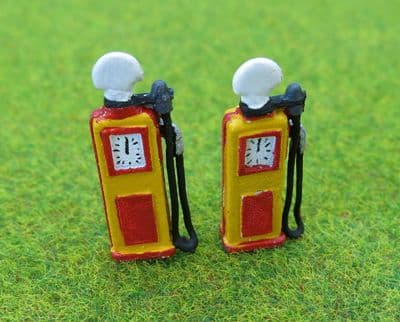 P & D Marsh OO Gauge Painted 1950s Petrol Pumps Shell