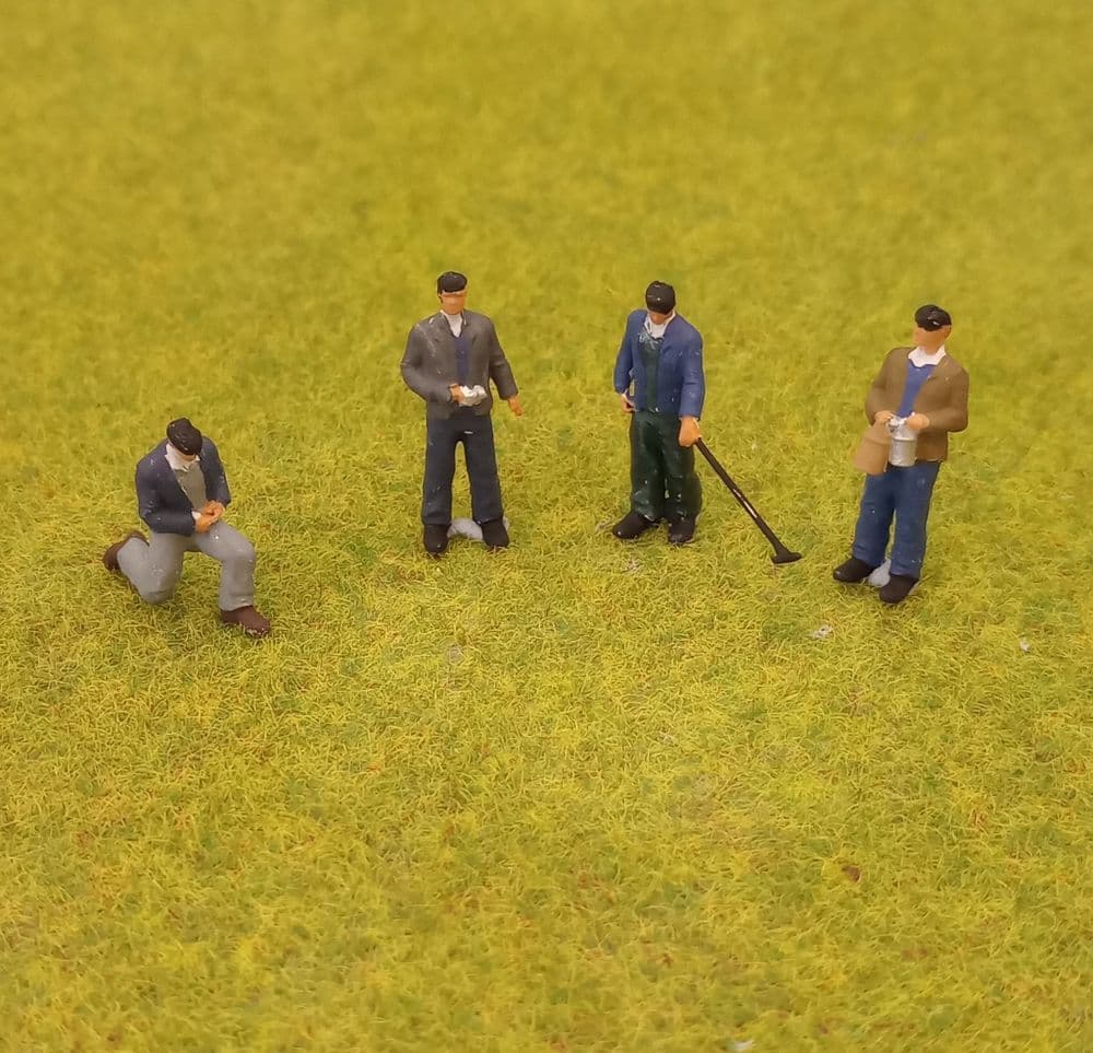 P & D Marsh OO Gauge Painted Depot Workers including Wheel Tapper