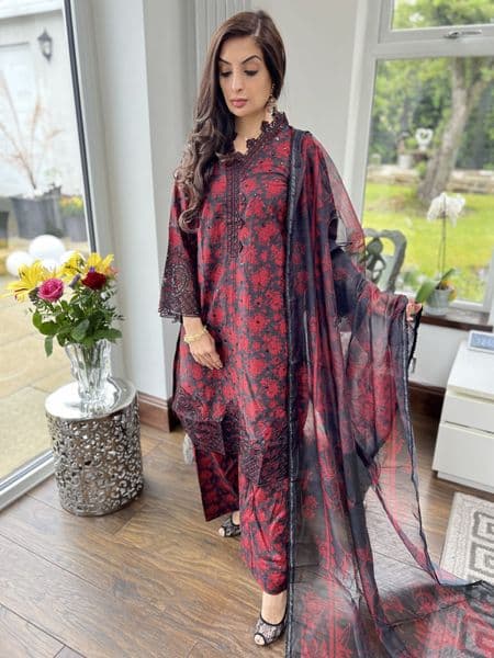 Asma maroon and black