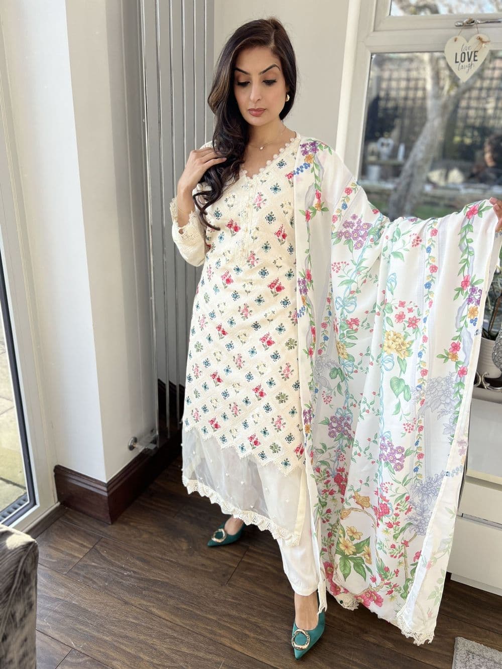 Petal linen embroidered shawl suit : off white