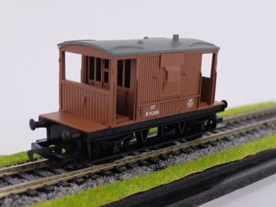 Hornby   R6368 20 Ton Brake Van  B952004 in BR bauxite - Railroad range