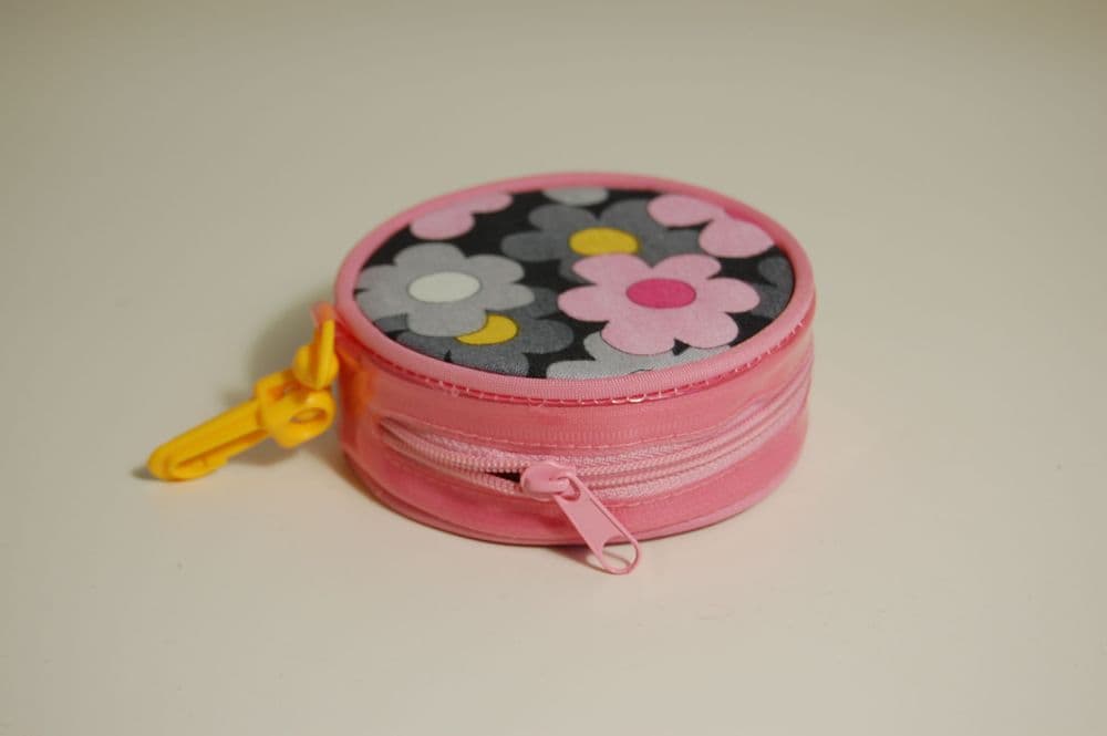 592KB - Sehlbach & Whiting Daisy Mae Round Sewing Case - Pack of 1