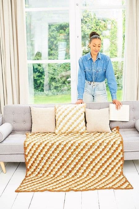 Special XL Super Chunky Pattern 9937 Cushion & Blankets - Pk 5