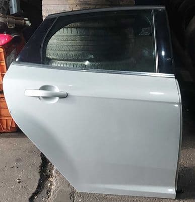 GENUINE FORD FOCUS MK3 HATCHBACK OSR DRIVER DOOR MOONDUST SILVER 2011 - 2015