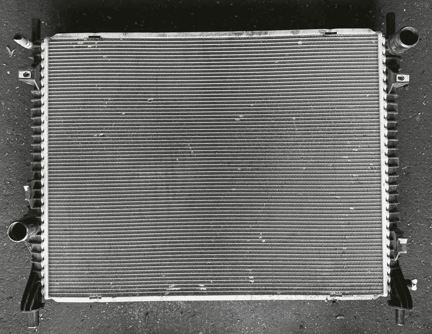 GENUINE FORD MUSTANG 5 0 V8 PETROL WATER RADIATOR FR33-8005-CJ 2015 - 2023