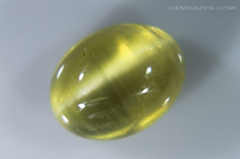 Apatite oeil de chat jaune verdâtre naturel cabine ovale de 1,28 ct
