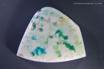 Chrysocolla and Malachite in Quartzite cabochon, USA. 41.37 carats.