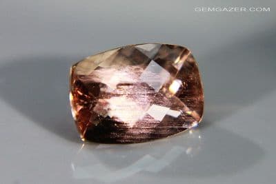 Oregon Sunstone with schiller, faceted, USA. 0.90 carat.