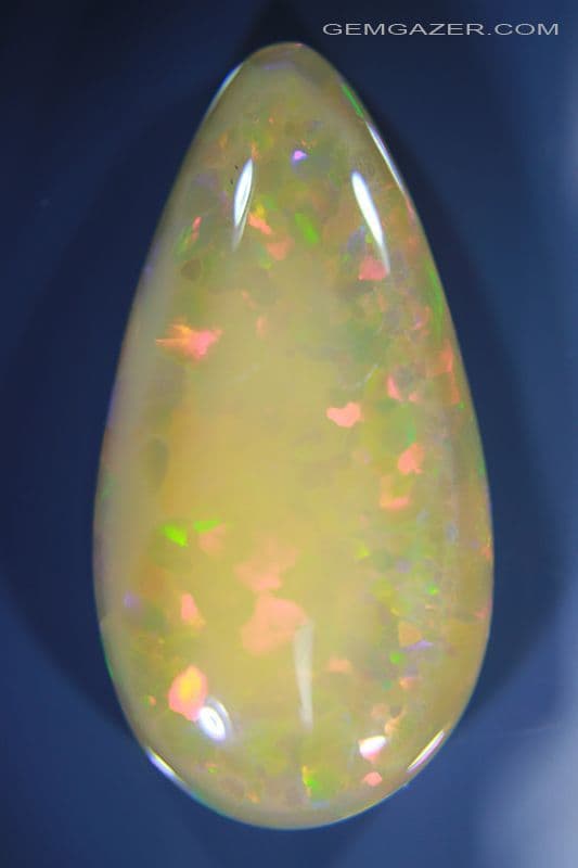 Cabochon (n°40) ovale d'Opale Welo blanche d'Ethiopie 0,77 cts