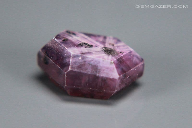 Saphir Violet Hexagonal Naturel 4,70 Carats - Certifié AGL, Non Traité, Livraison Offerte
