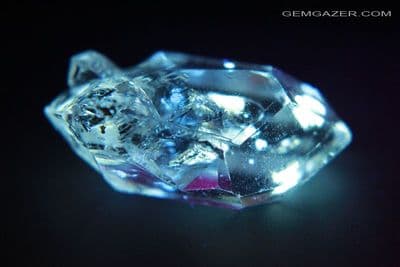 Quartz crystal with fluorescent Petroleum inclusions, Pakistan. 8.00 carats.