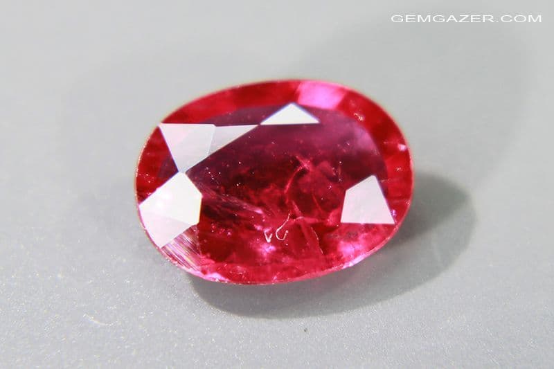 Cabochon De Rubis De Madagascar 1.05ct - Rouge Traité, Ovale Translucide, Pour Création