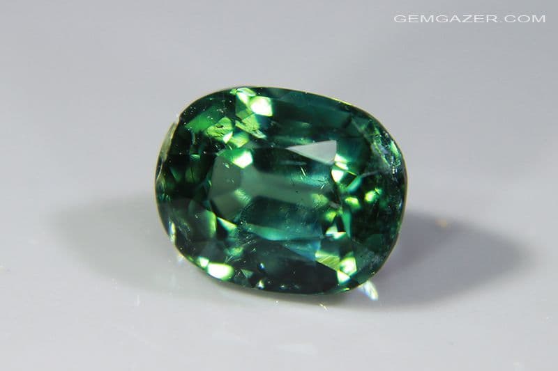 13.45Ct. Pierre précieuse naturelle tourmaline couleur verte brute mine