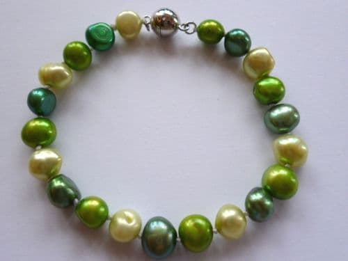 Baroque pearl bracelet in green