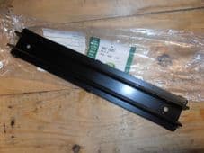 Defender 90/110 Battery Clamp.Part No.RRC8687.