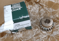 J60.Oil pump drive gear.C2152.