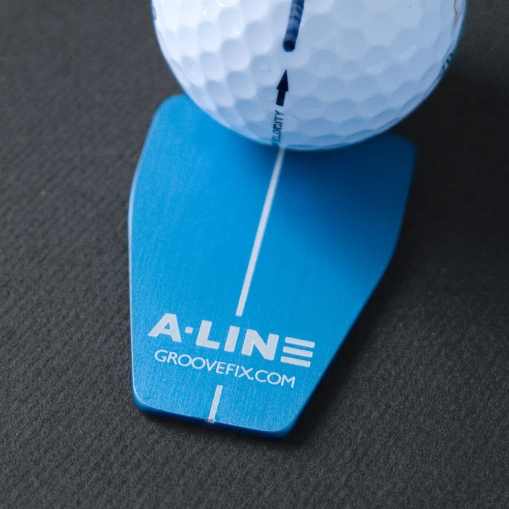 A Line Ball Marker/Putt Alignment aid Bull shape