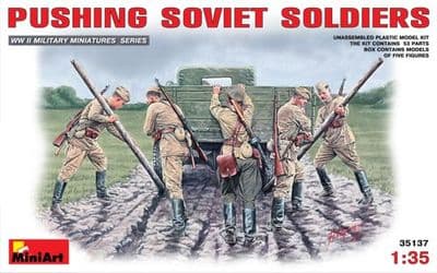 MT35137  	Soviet Soldiers (WWII) Pushing