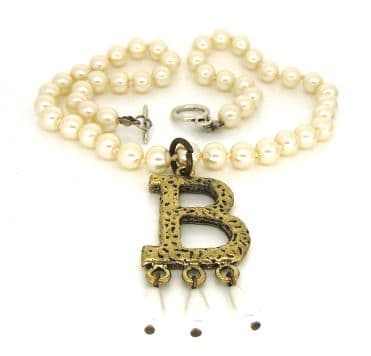 ANNE BOYLYN Letter 'B' necklace faux pearls - PC1502