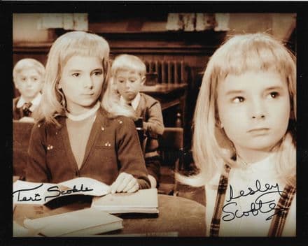 Lesley & Teri Scoble - Genuine Signed Autograph 7110