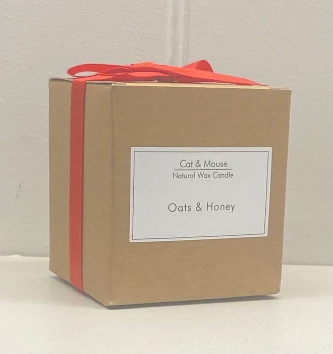 Scented Candle 20cl in a Gift Box - Oats & Honey