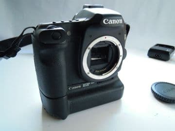 Canon EOS 40D 10.1 MP Digital SLR Camera - Black  with battery grip and charger