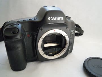 CANON EOS 5D BODY WITH BATTERY CHARGER CB-5L