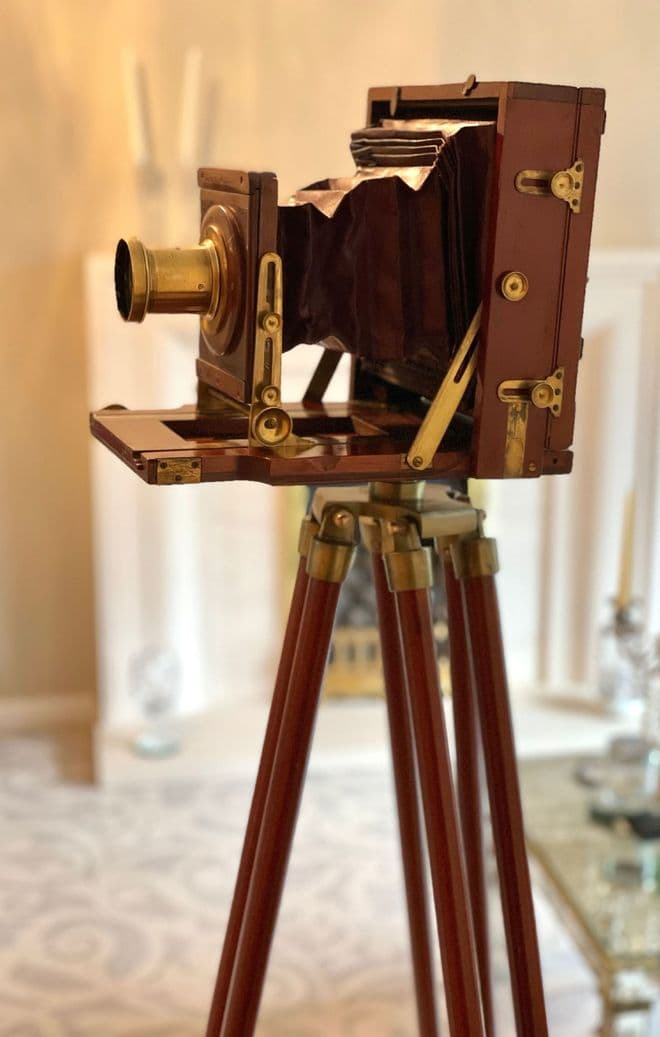 FILM PROP RENTAL PER DAY 1890'S WOODEN MAHOGANY PLATE CAMERA AND TRIPOD