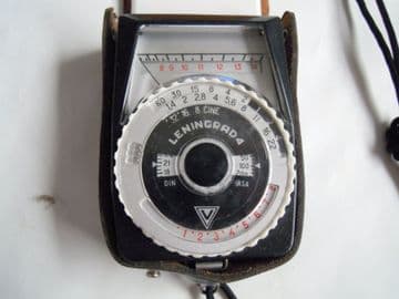 LENINGRAD LIGHT METER IN CASE WITH INSTRUCTIONS