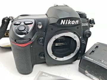 Nikon D D200 10.2MP Digital SLR Camera - Black and charger
