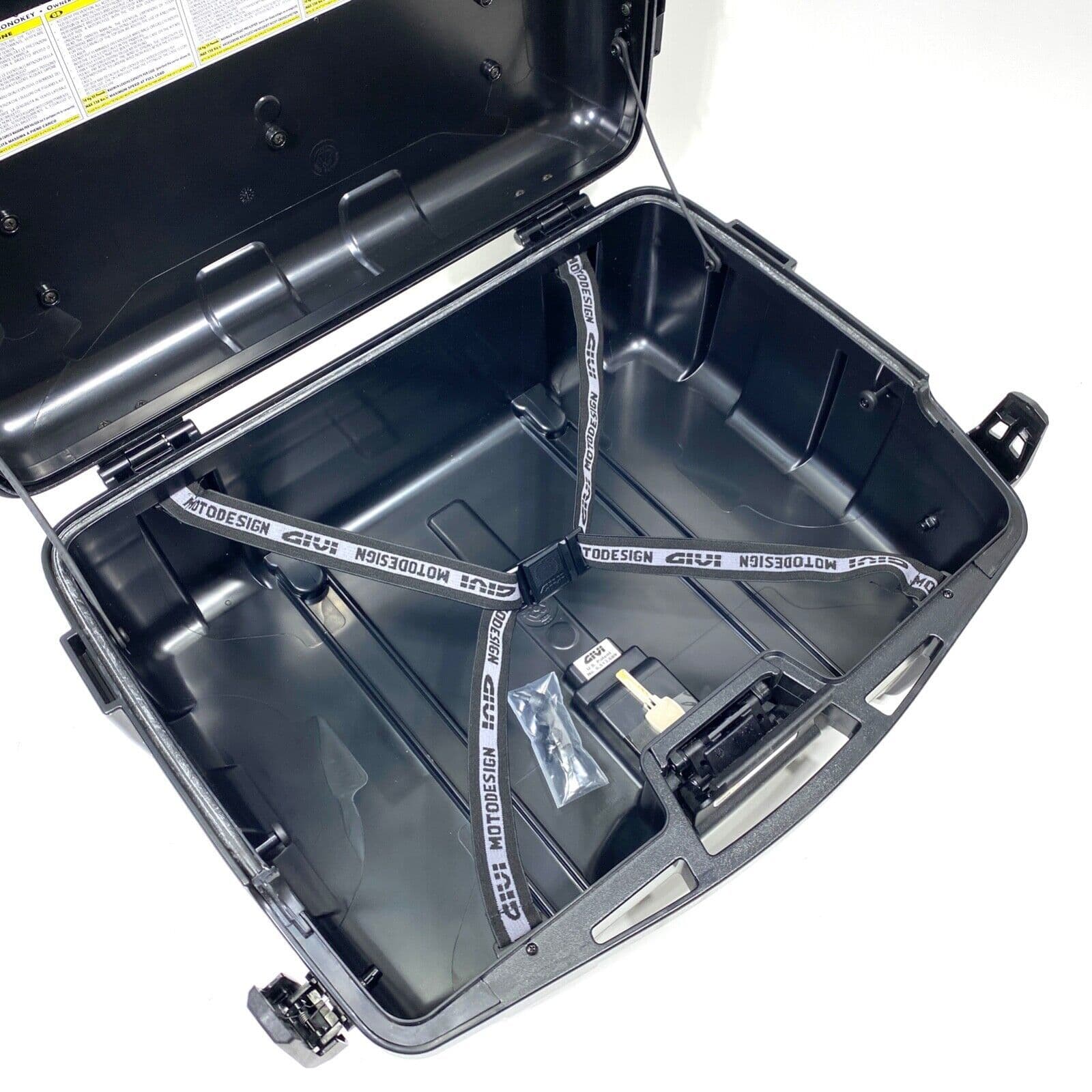 GIVI TRK46B トレッカーブラックライン 46L 　メタルラック[E120B]　付き 中古美品！ GIVI(ジビ) TRK46B ブラック パニアケース モノキー 46L