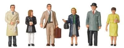 379-315 1960/70s Standing Station Passengers