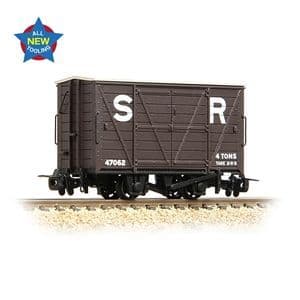393-126  RNAD Box Van SR Brown