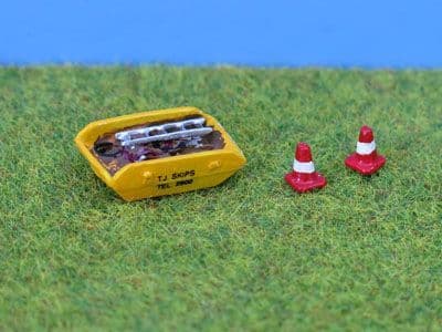 PDX43 PD Marsh N Gauge Painted Skip & Road Cones