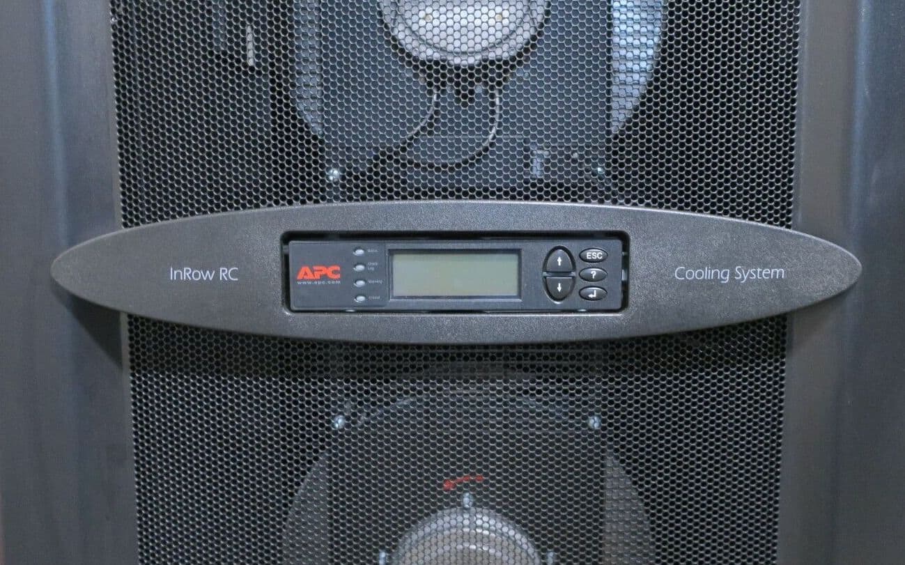 APC ACRC502 InRow RC 600mm Chilled Water Cooling Server Room Chiller ...