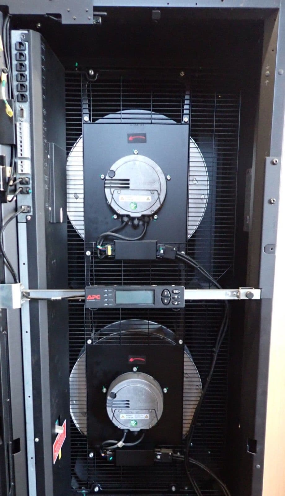 APC ACRD502 InRow RD 600mm 42U Direct Expansion Air Cooled Cooling Unit ...