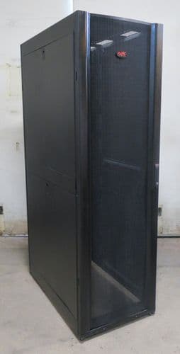 APC AR3100 NetShelter SX Server 19" 600mm x 1070mm Networking Rack Cabinet 42U (1)