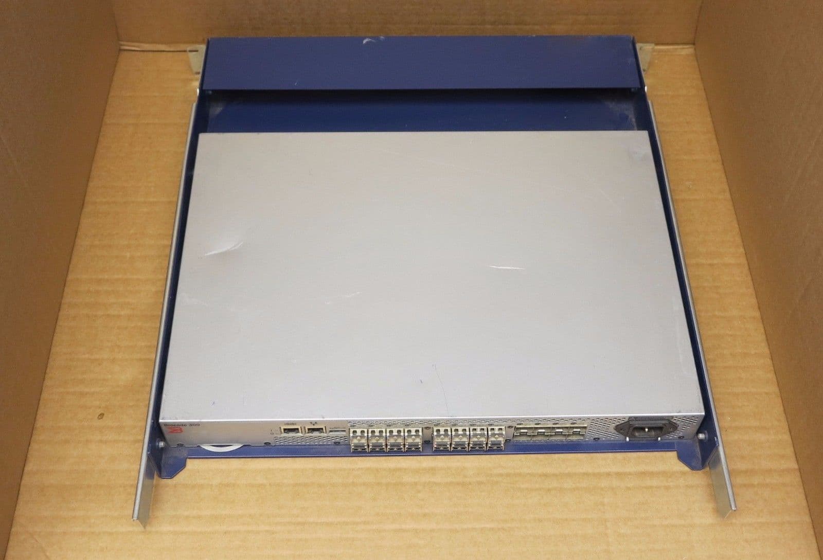 Brocade 320 DL-320-0003 300 24-Port 8GB Fibre Channel Switch 16 Port A Switch 16 Port Active