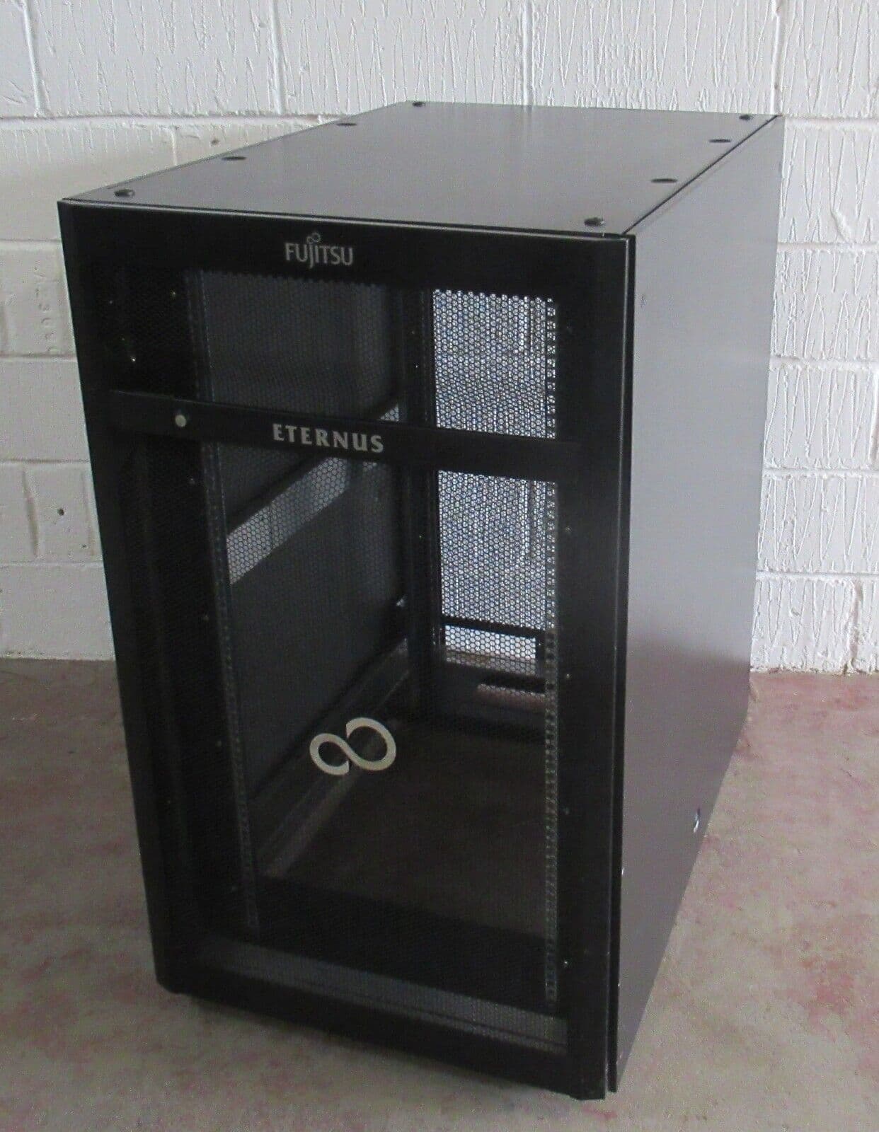 Fujitsu Primecentre 24U M1 Server Rack Cabinet Enclosure S26361-K827-V220