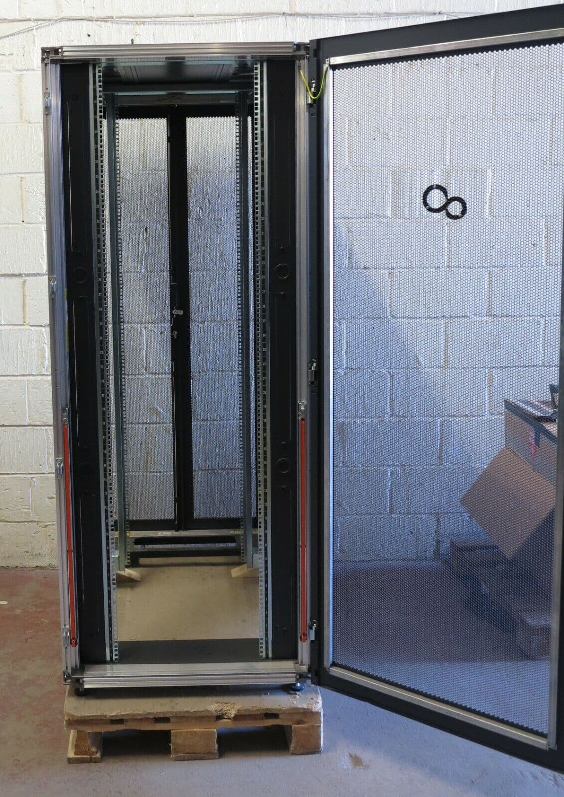 Fujitsu PrimeCentre Rack PCR M2 42U 800 Server Rack Cabinet Enclos ...