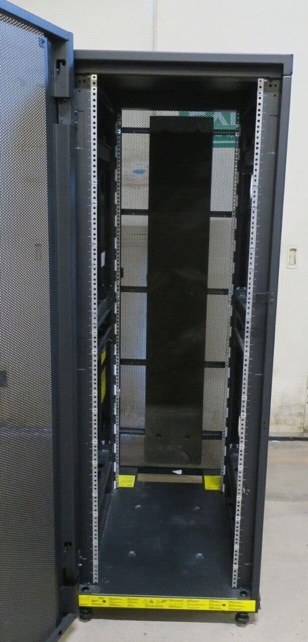 IBM 7014-T00 36U Server Network Rack Cabinet Enclosure 1098 x 644mm ...