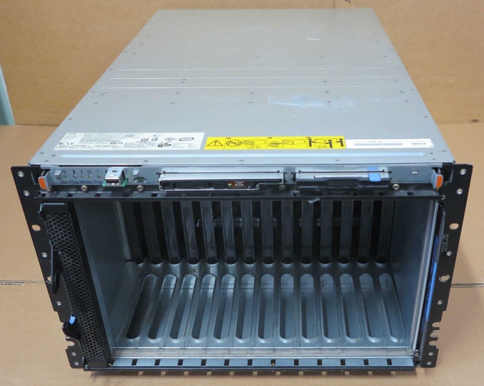 IBM BladeCenter E 8677-3XY Chassis RackMount Server System 4x PSU 02R9168