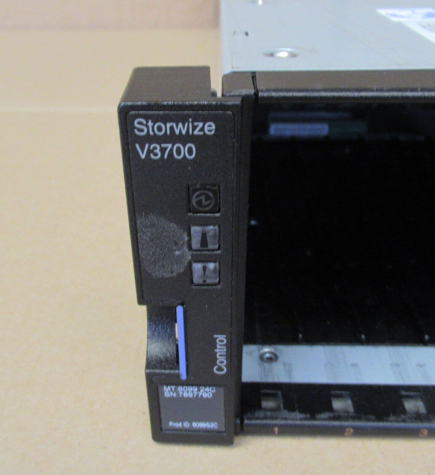 IBM Storwize V3700 Storage Array 24x 2 5