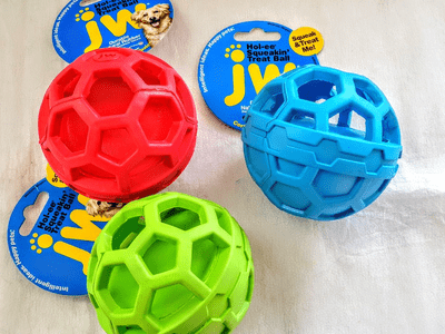 jw hol-ee squeak n treat