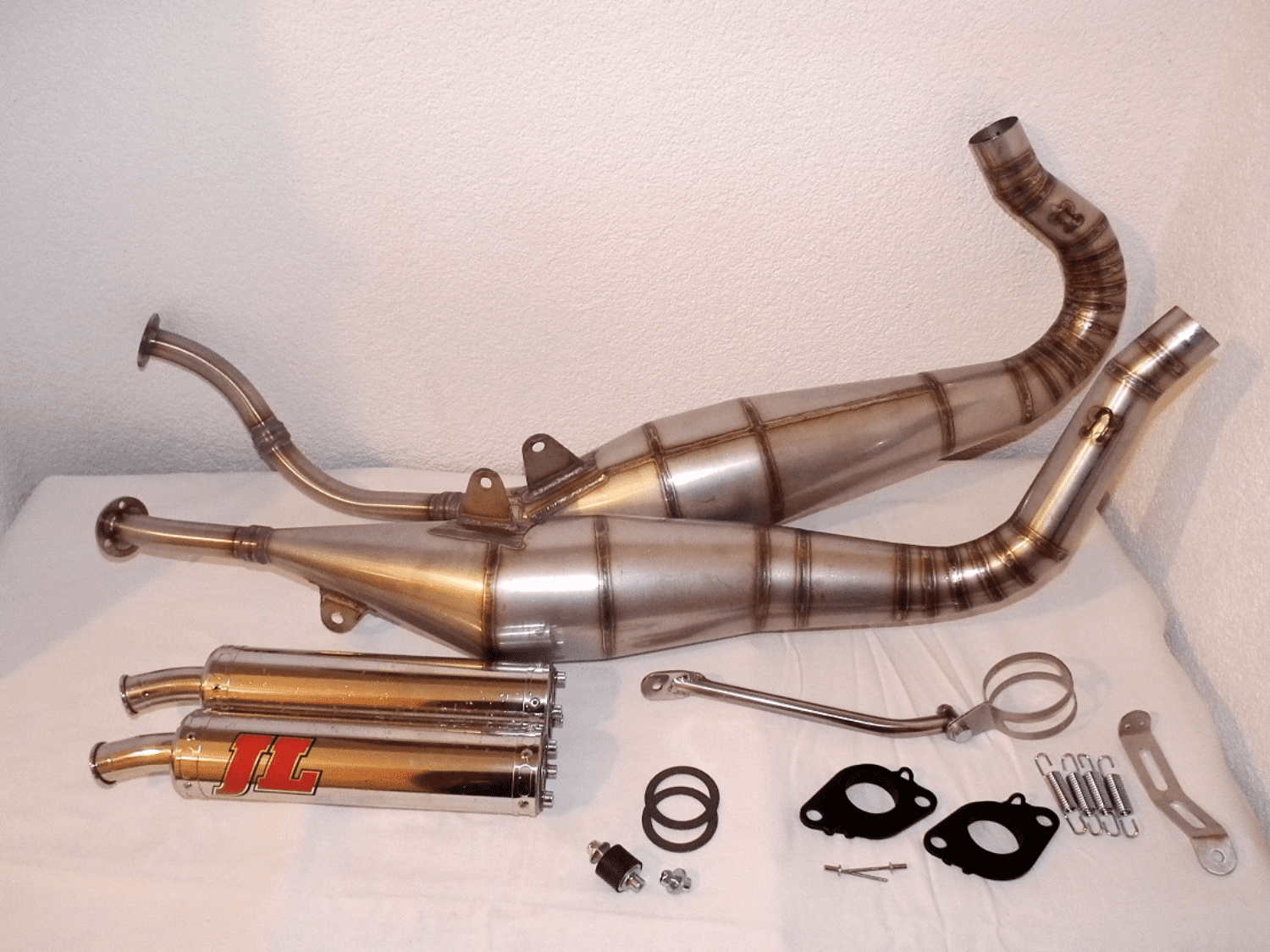thumbnail image 2 of Mead Speed Exhaust Springs For Yamaha TZ350, TZ250, TD2, TD3 – Stainless, Pair (90507-20012-00) 2 of 4