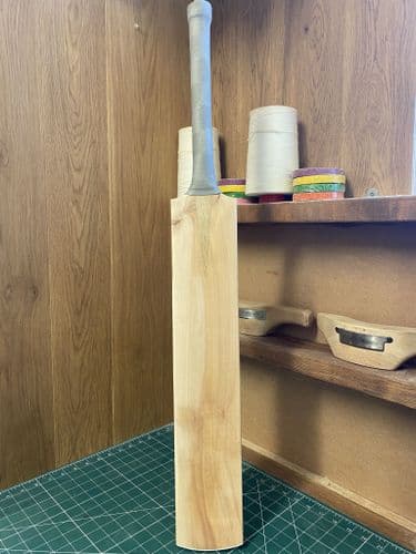 OVER 30% Off RRP! Grade 4- junior size 6 -Sub Grade - Mid-Middle 2lb 1½oz Bat#1948 - Save £30.00!
